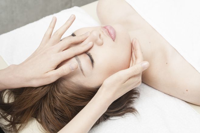 手で鼻を高くする最先端の矯正技術を学ぶ「鼻矯正士」資格セミナー