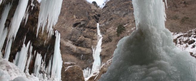 目の前に迫る氷の神殿、巨大なつららとしぶき氷を見に行こう!