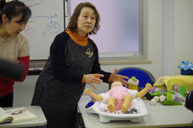 おむつ替えや授乳・離乳食など保育現場で必要な実践が学べる「乳児保育」