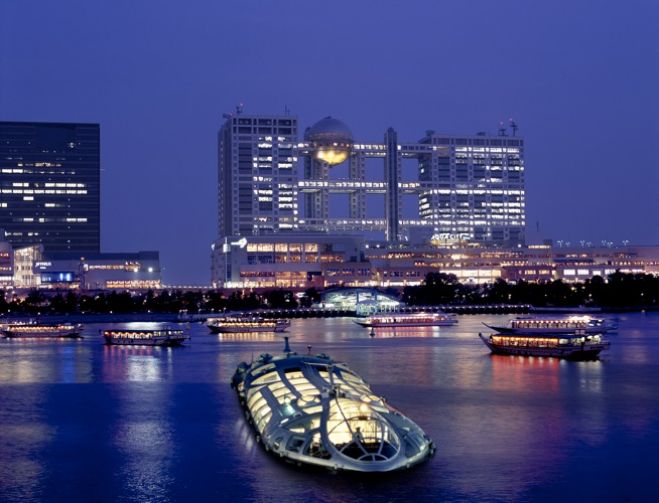 お洒落なデザインシップで海抜0メートルの東京湾夜景と音楽とお酒を楽しむナイトクルーズ