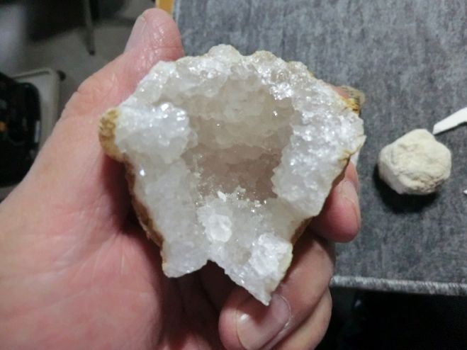 石の中から水晶!?ジオードを割ってみよう! 2021年8月9日（三重県 ...